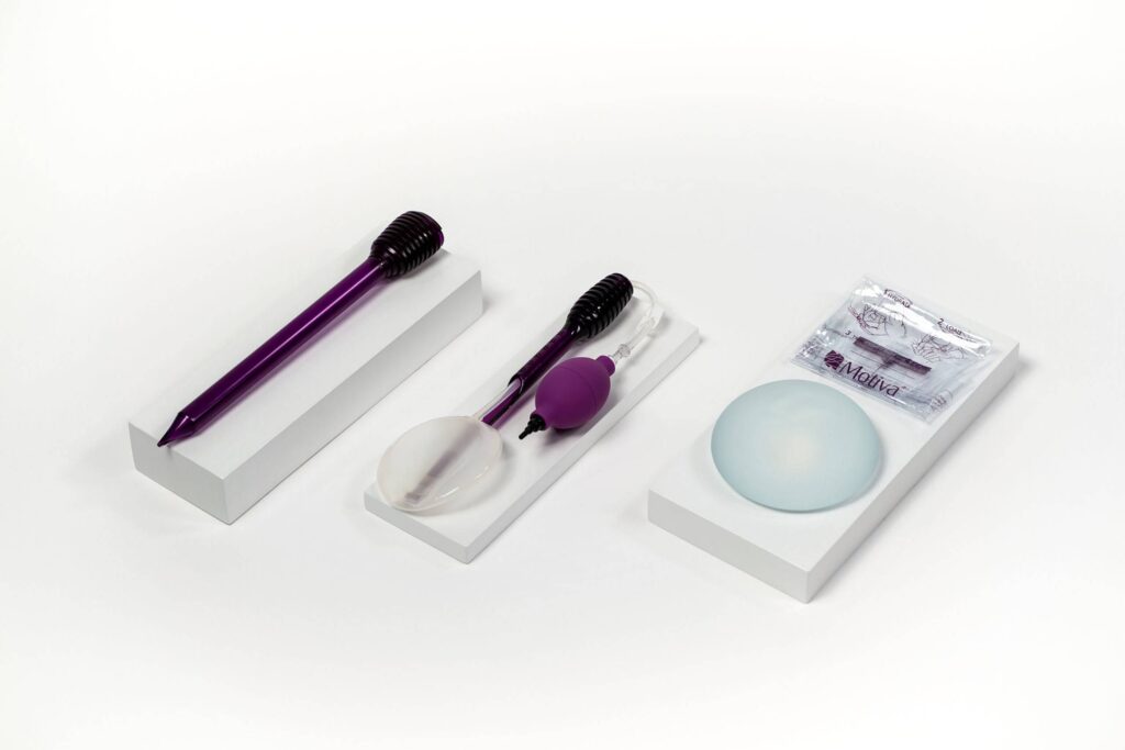 Outils de la méthode préservé pour l'augmentation mammaire avec anesthésie locale.