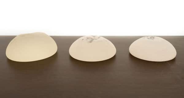 implants-mammaires-serum-ou-silicone